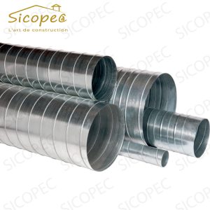 Les tubes spirals galvanisés sont fabriqués à partir d'acier de haute qualité et ont une forme spiralée unique. Ils sont ensuite recouverts d'une couche de zinc pour prévenir la corrosion et améliorer leur durabilité. Ces tubes sont utilisés dans une variété d'applications industrielles et de construction, telle que la tuyauterie, les échafaudages, les clôtures et les meubles. Ils sont appréciés pour leur résistance, leur flexibilité et leur faible coût.